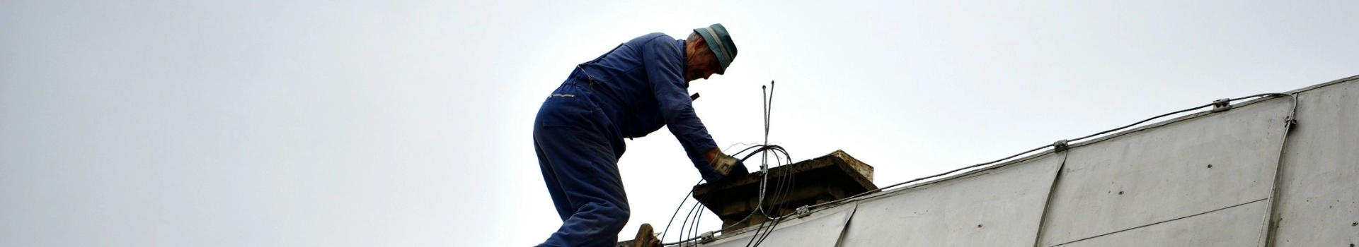 Kominiarz pracujący na dachu